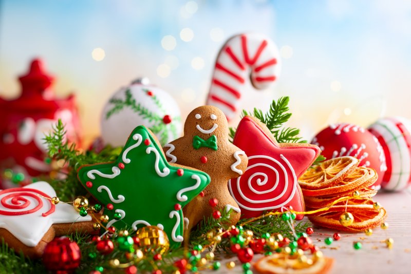 a table consisting of various decorated cookies